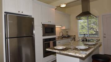 Geladeira, micro-ondas, fogão, cooktop