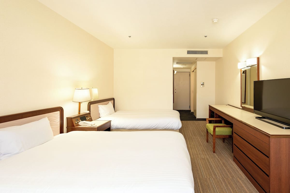 Standard tvåbäddsrum - rökare (with Sofa) | Skrivbord, arbetsyta för laptop, mörkläggningsgardiner och gratis wi-fi