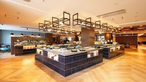 Una barra de desayuno moderna con varias estaciones de servicio, suelo de madera e iluminación colgante.