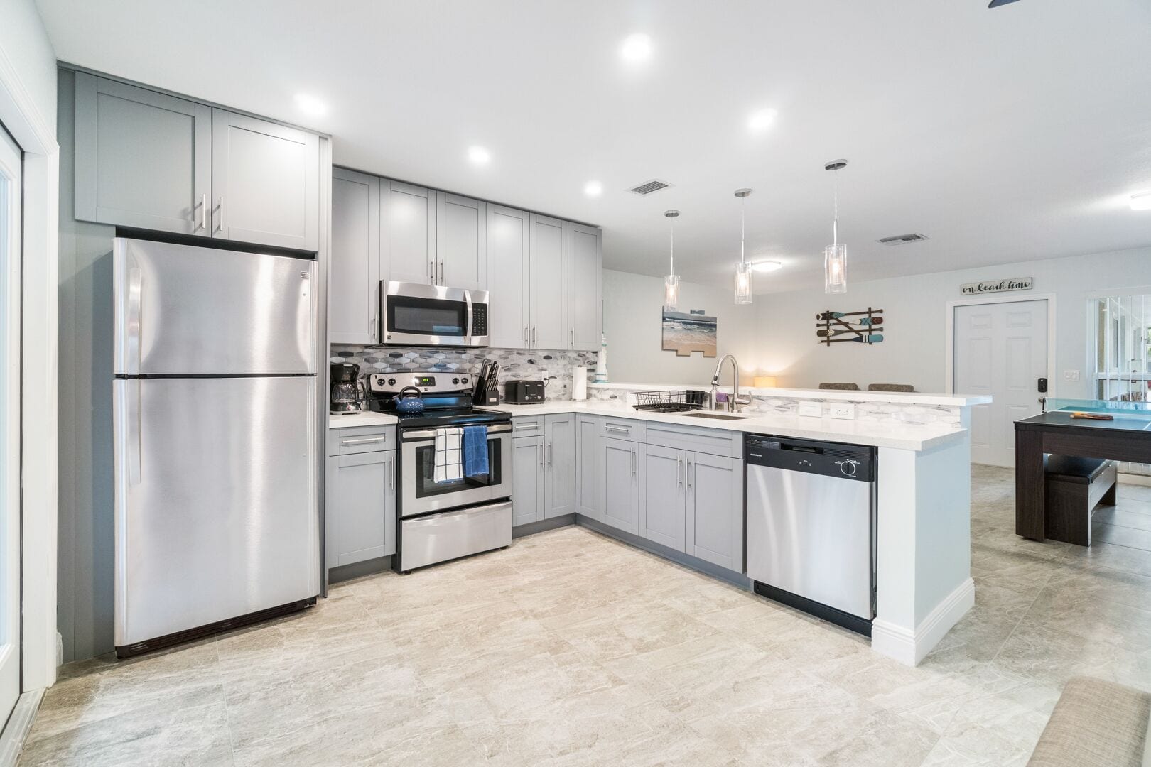 ثلاجة، ميكروويف، فرن، موقد طهي مسطح