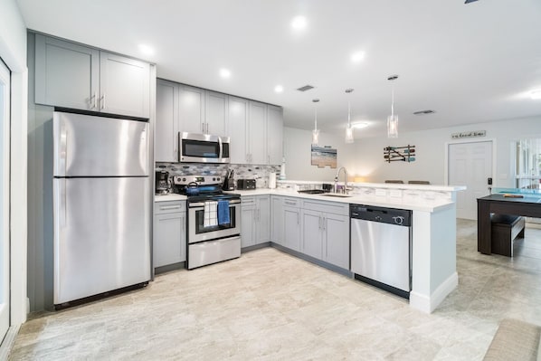 冰箱、微波炉、烤箱、炉灶