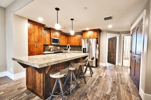 Fridge, microwave, oven, stovetop - Park's Edge - Park City Ski Townhome - 3BD/3BA (Heber City)