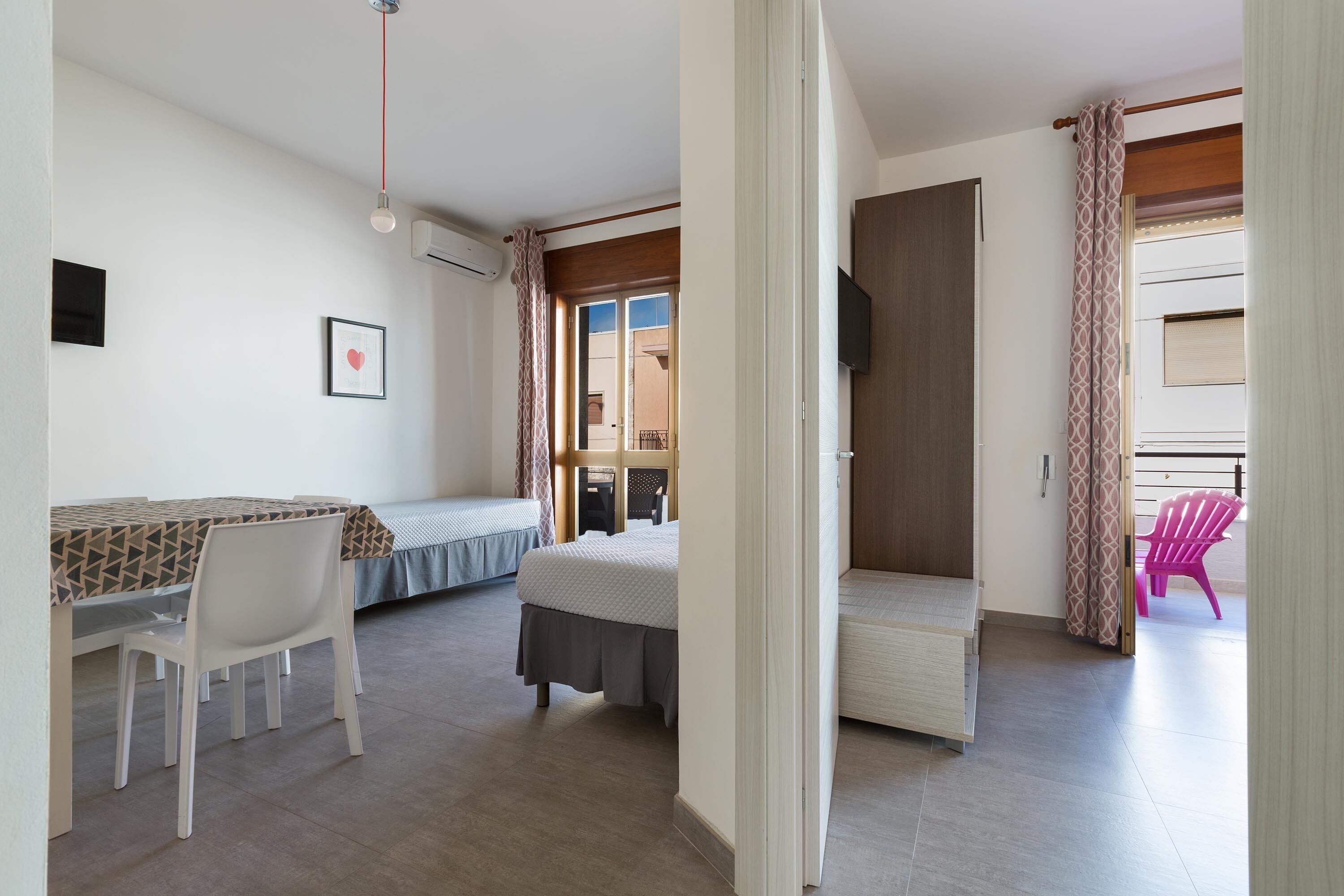 1 chambre, fer et planche à repasser, accès Internet