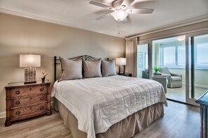 3 bedrooms, iron/ironing board, free WiFi, bed sheets - BEACH FRONT UNIT AT JETTY EAST! 1 FREE BEACH CHAIR SET UP DAILY! (Destin)