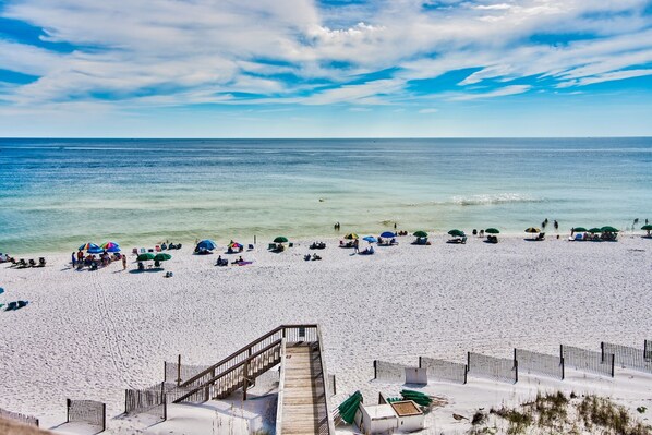 On the beach - BEACH FRONT UNIT AT JETTY EAST! 1 FREE BEACH CHAIR SET UP DAILY! (Destin)