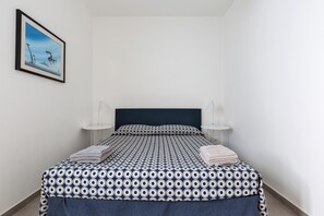 1 chambre, fer et planche à repasser, accès Internet