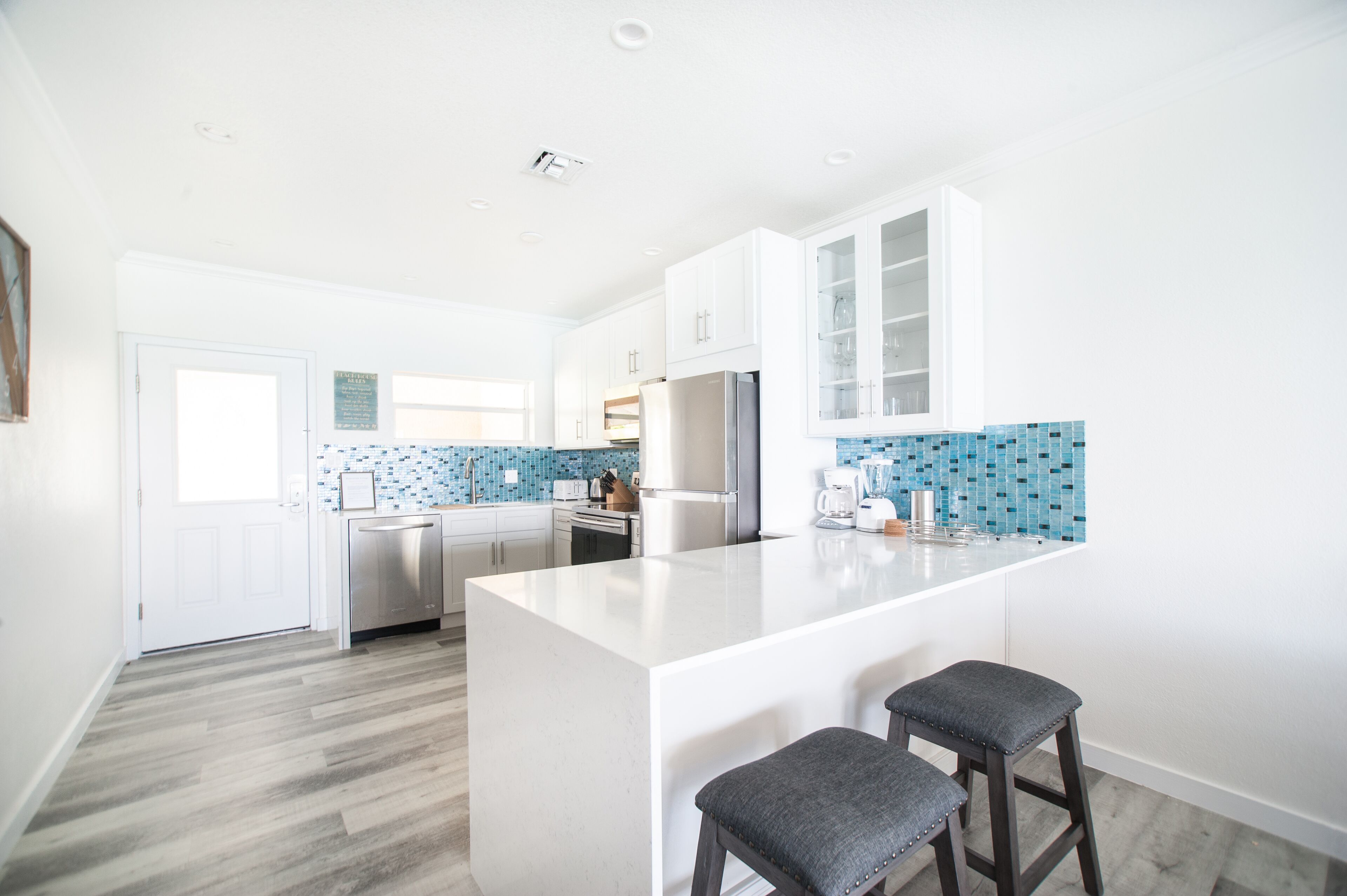 Jääkaappi, mikroaaltouuni, uuni, liesi