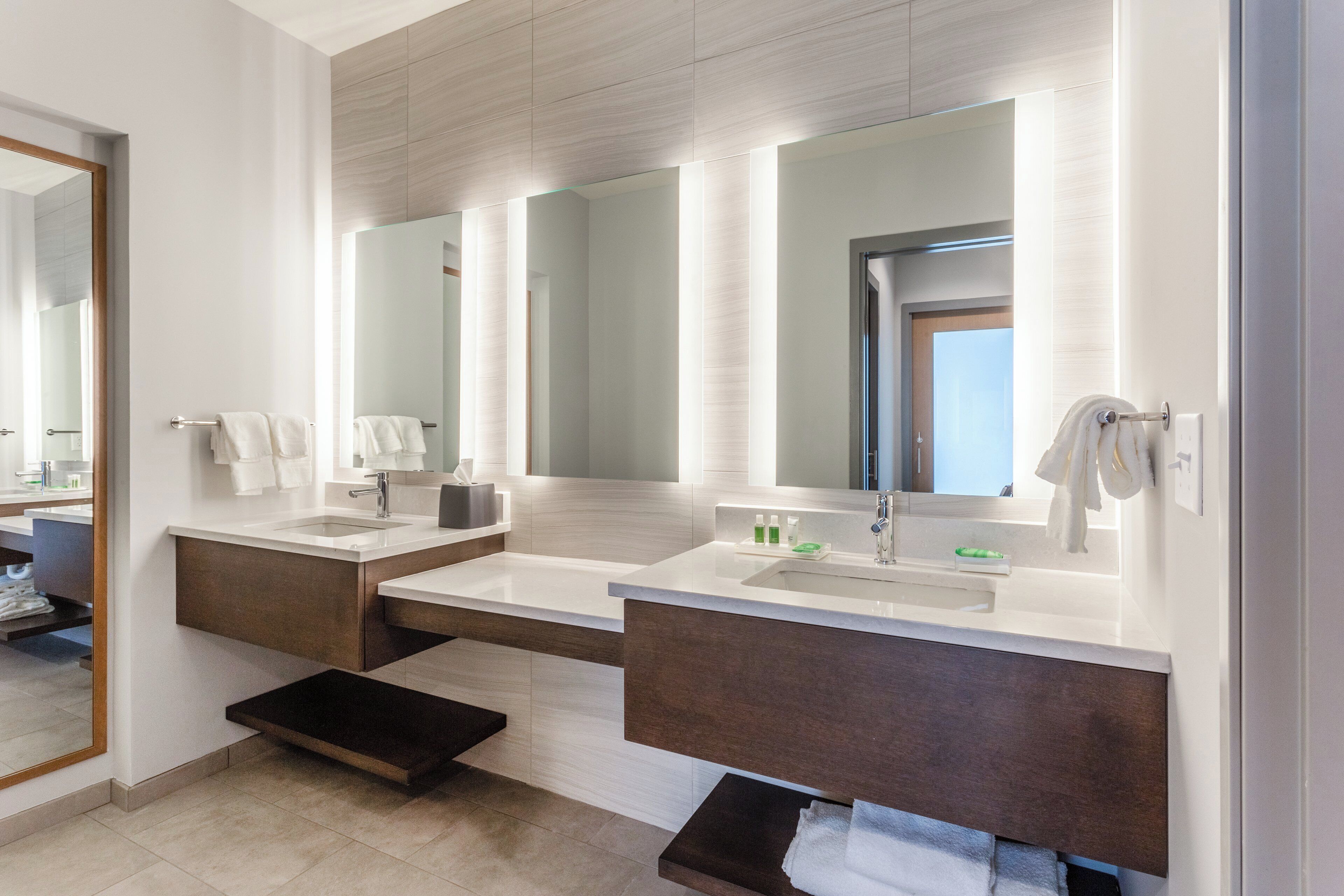 Suite, 1 très grand lit | Salle de bain | Séchoir à cheveux, serviettes fournies, savon, shampooing