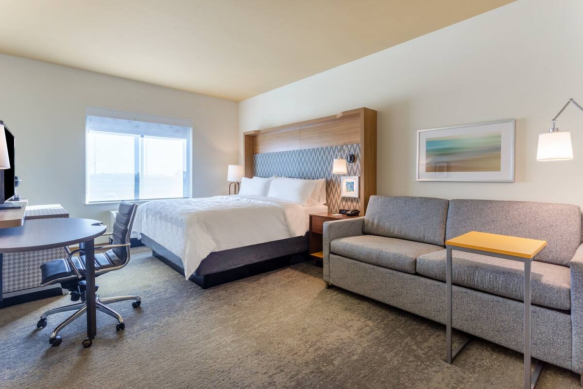 Pillowtop beds, desk, laptop workspace, blackout drapes