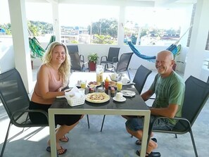 Petit déjeuner et déjeuner servis sur place, spécialités Cuisine cubaine