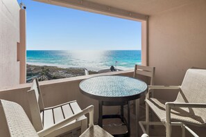 Property grounds - SUNRISE GULF VIEW/BEACH FRONT UNIT! ENJOY 1 FREE BEACH CHAIR SETUP UP EACH DAY! (Destin)