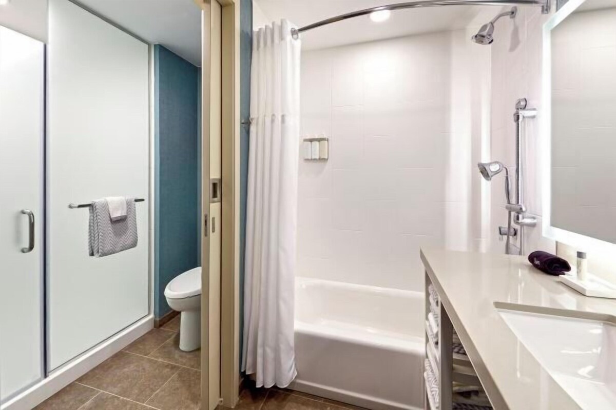 Bathroom | Separate tub and shower, free toiletries, hair dryer, towels