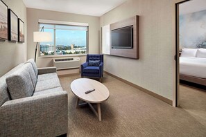 Premium bedding, in-room safe, desk, laptop workspace