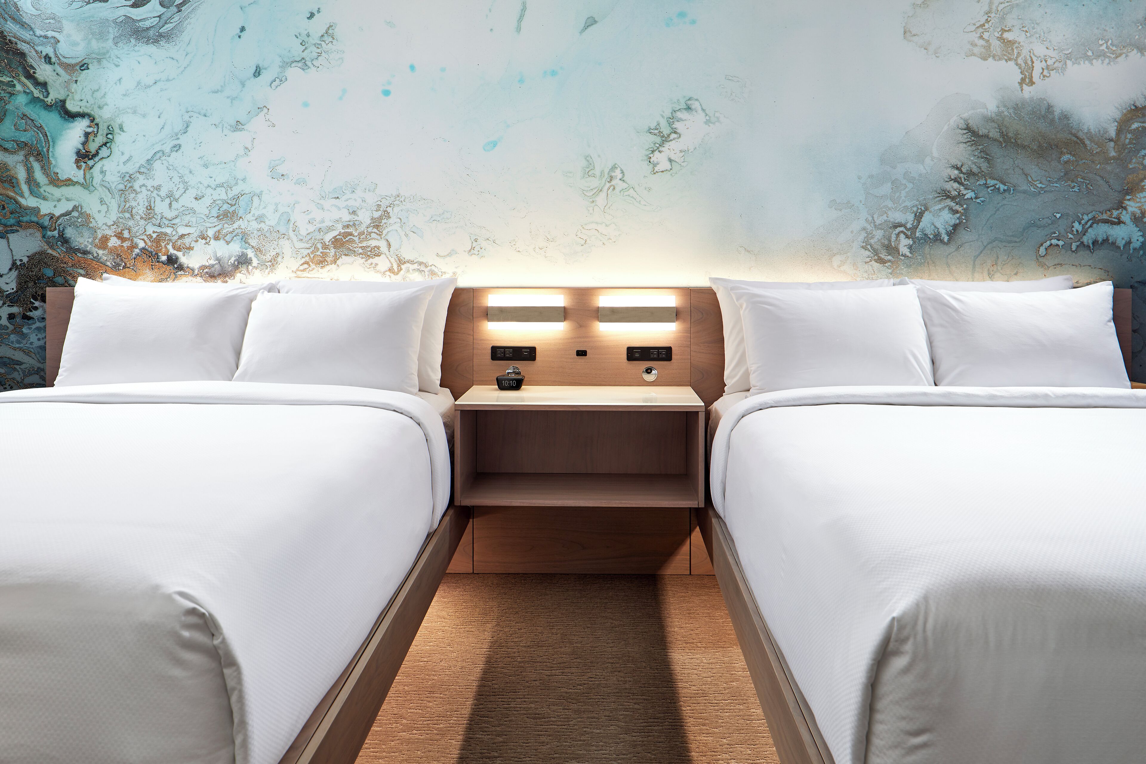 Ropa de cama de alta calidad y caja de seguridad en la habitación 