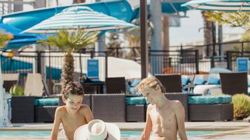 2 piscines extérieures, parasols de plage, chaises longues