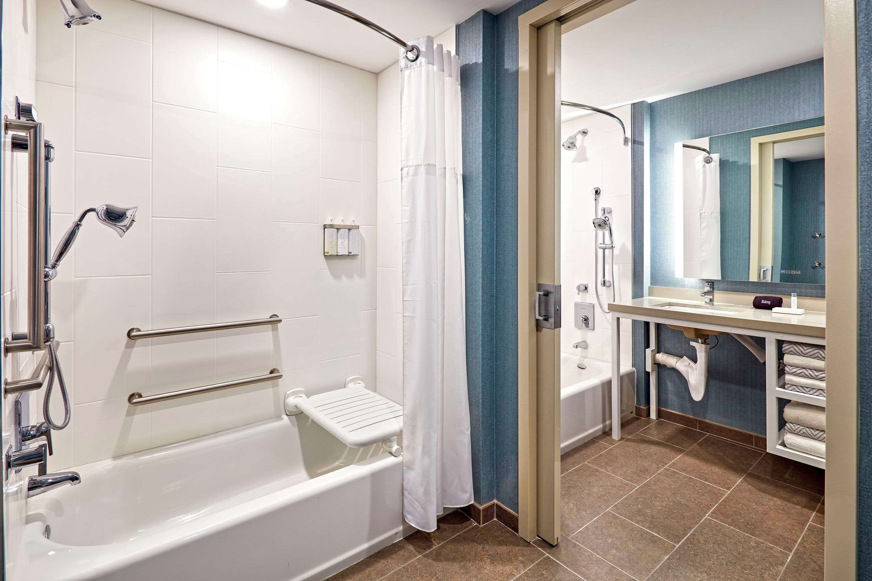 combined shower/bathtub, hair dryer, towels