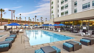 2 piscines extérieures, parasols de plage, chaises longues