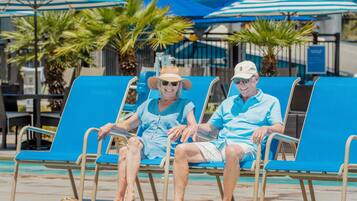 2 Außenpools, geöffnet von 10:00 Uhr bis 21:00 Uhr, Sonnenschirme