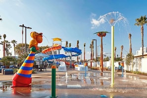 2 piscines extérieures, accÚs possible de 10 h à 21 h, parasols