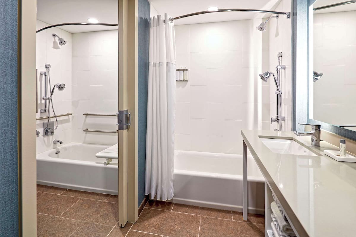 combined shower/bathtub, hair dryer, towels