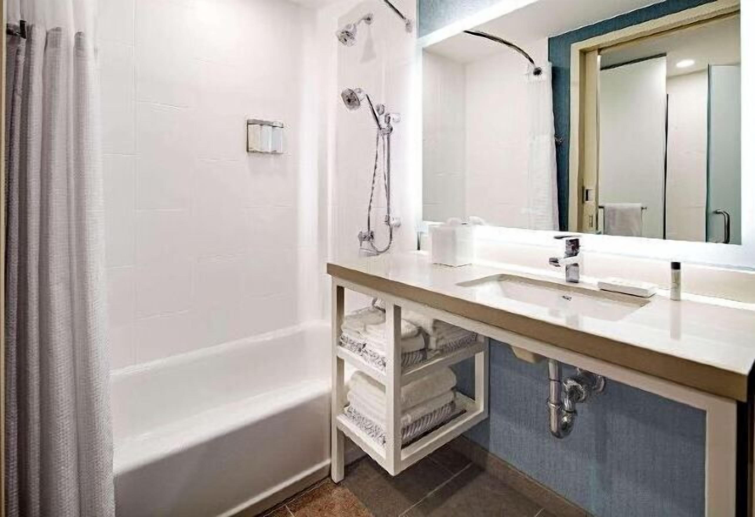 Baño | Tina y regadera independientes y amenidades de baño gratuitas 