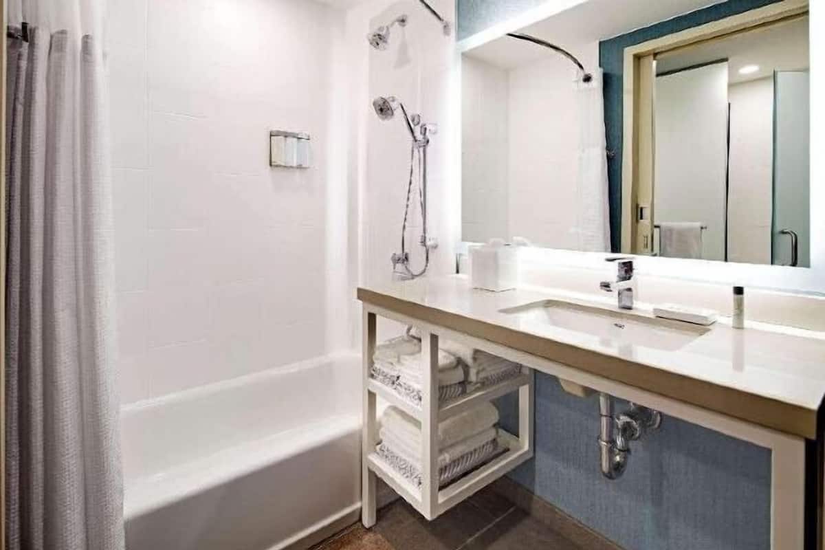 Baño | Tina y regadera independientes y amenidades de baño gratuitas