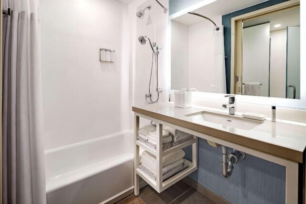 Bathroom | Separate tub and shower, free toiletries, hair dryer, towels