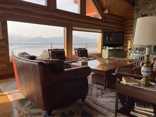 TV, fireplace, DVD player, books - Mountain Lake Lodge - Scenic, Spacious, and Cozy (Anaconda)