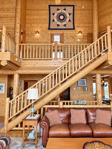 Mountain Lake Lodge - Scenic, Spacious, and Cozy