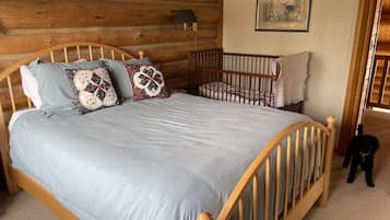 5 bedrooms, desk, iron/ironing board, WiFi