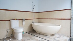 Baignoire, sèche-cheveux, serviettes fournies, savon