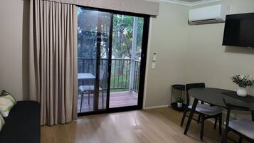 Căn hộ, 1 giường cỡ king, không hút thuốc (Lake side lower) | Khu phòng khách | TV LCD, đầu đĩa DVD