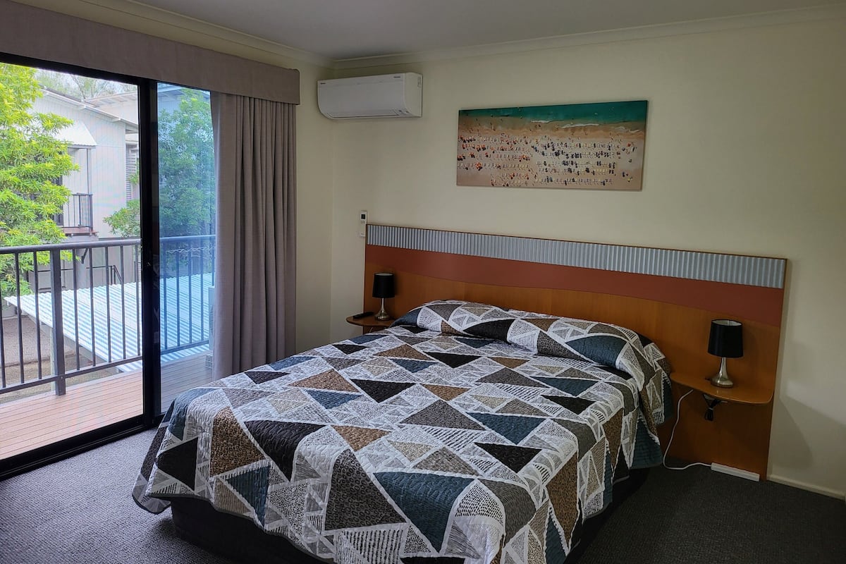 1 habitación, decoración personalizada, muebles diferentes y escritorio