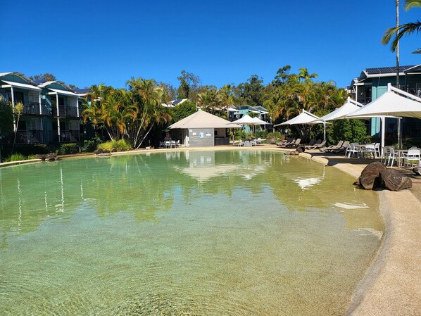 BBQ/picnic Area - Noosa Holiday Accommodation (Tewantin)