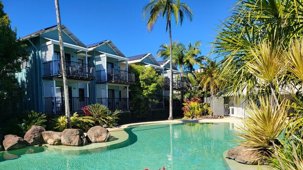 3 outdoor pools, a heated pool, open 7:00 AM to 9:00 PM, pool umbrellas - Noosa Holiday Accommodation (Tewantin)