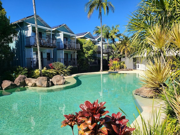 3 piscinas al aire libre, una piscina climatizada, sombrillas