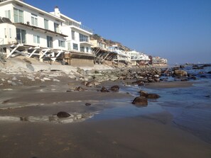 Plage, chaises longues, serviettes de plage