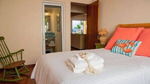Room - Walk to malecón, private Pool and Garden (Zona Central)
