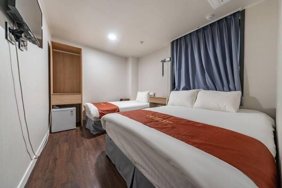 Blackout drapes, WiFi (free), bed sheets