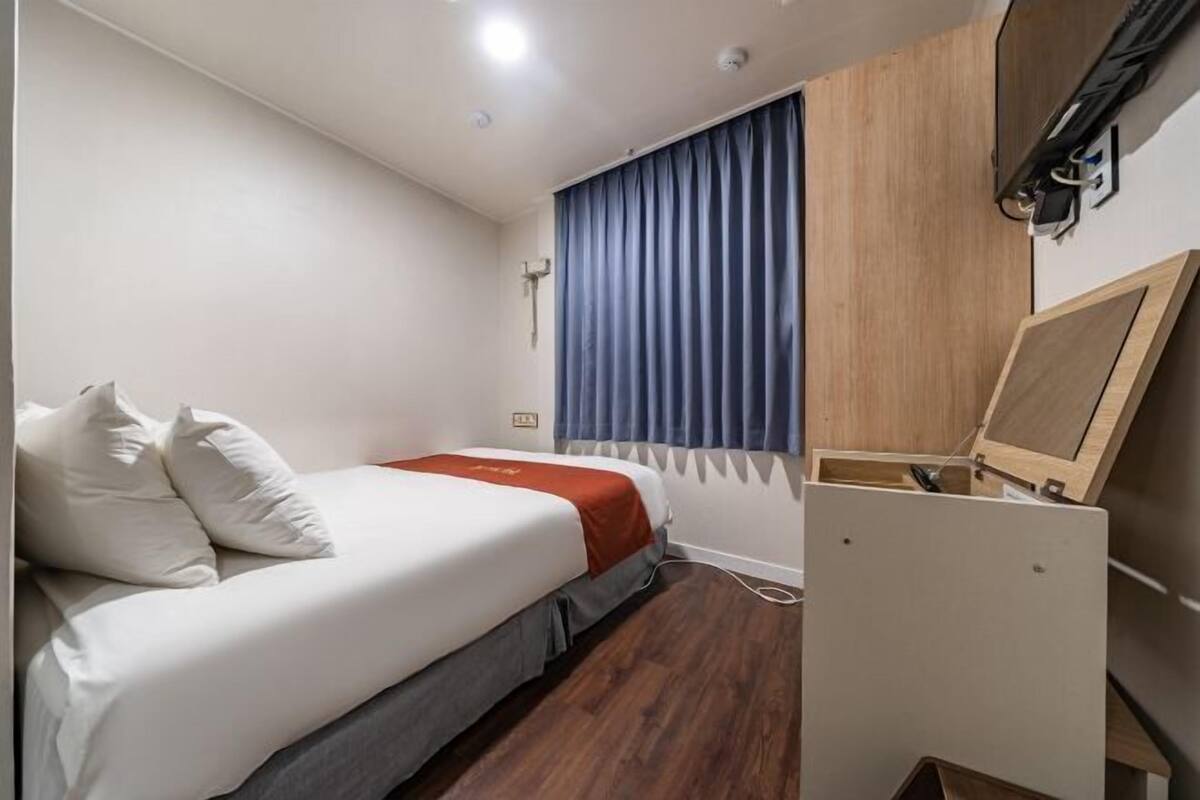Blackout drapes, WiFi (free), bed sheets