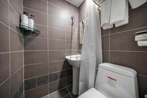 Free toiletries, hair dryer, slippers, towels - Mayone Hotel (Seoul)
