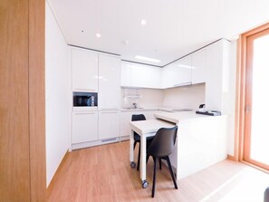 Refrigerador, microondas, placa de cocina, tetera/pava eléctrica