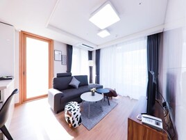 Premier Double Room, 1 Bedroom, Non Smoking | Soundproofing, iron/ironing board, free WiFi, bed sheets