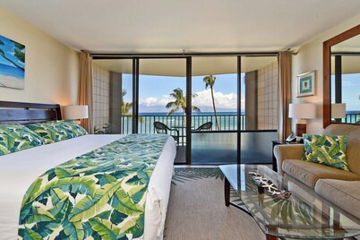 Direct BeachFront Studio w Pool-Valley Isle 407