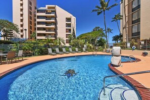 Outdoor pool - Valley Isle 407 Direct BeachFront Studio w Pool (Lahaina)