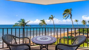 Property grounds - Valley Isle 407 Direct BeachFront Studio w Pool (Lahaina)