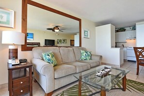 Smart TV - Valley Isle 407 Direct BeachFront Studio w Pool (Lahaina)