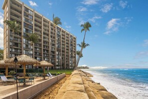 Plage, chaises longues, serviettes de plage