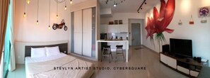 1 quarto, escrivaninha, ferros/tábuas de passar roupa