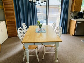 Dining - Private Spacious Apartment in Quiet, Safe, Cozy neighborhood - NO STAIRS! (Spokane)